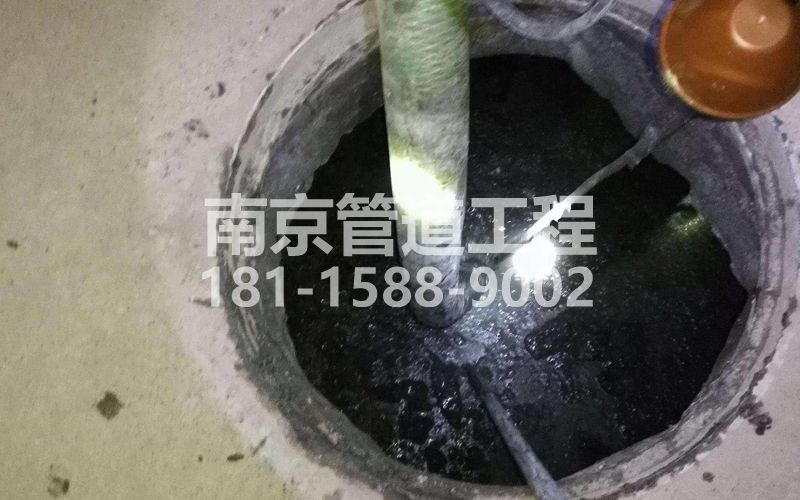 单位清理化粪池